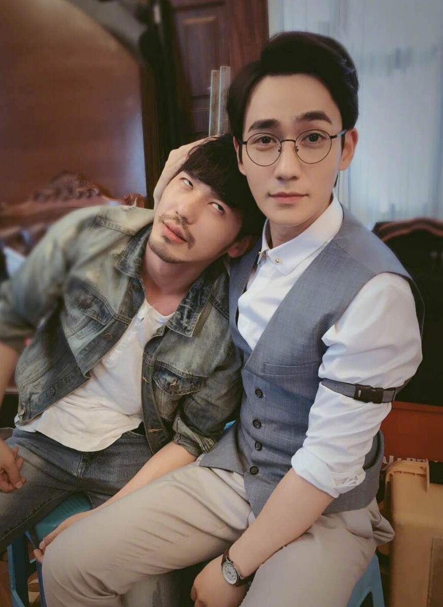 Zhu Yilong pressing Bai Yu's head (o yes)